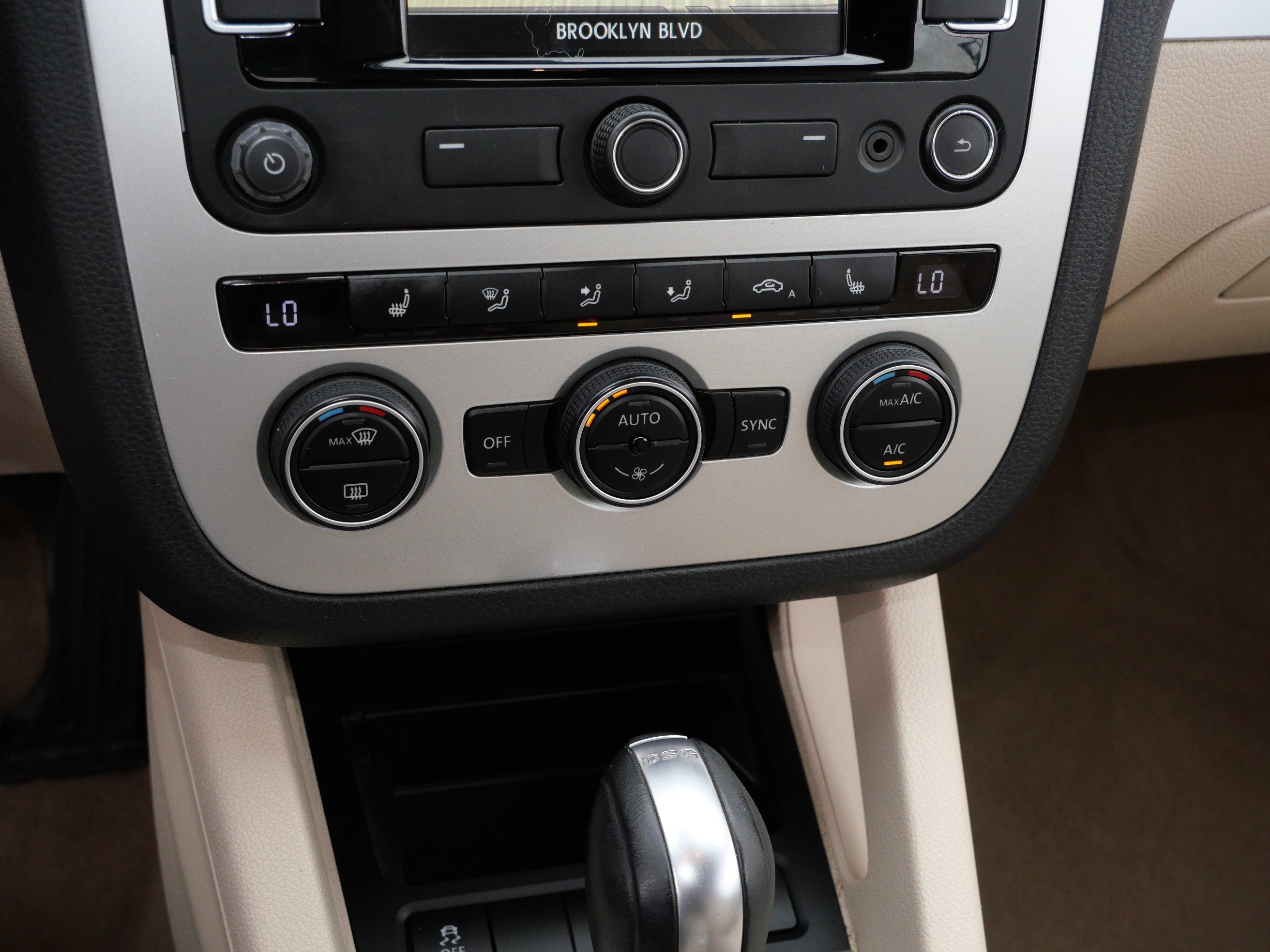 Used 2015 Volkswagen Eos Komfort FWD image 23