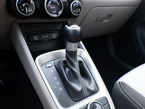 Used 2025 Hyundai Venue SEL image 25