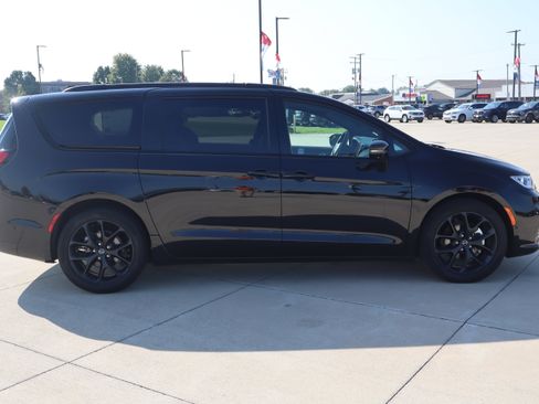 Used 2025 Chrysler Pacifica Limited FWD image 4