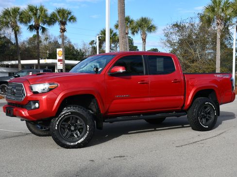 Used 2018 Toyota Tacoma TRD Sport image 3