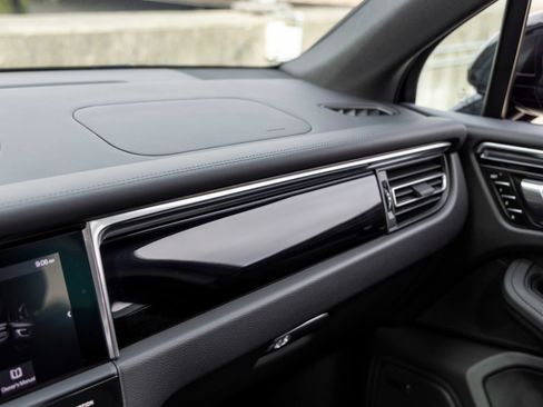 Certified 2026 Porsche Macan AWD/4WD image 42
