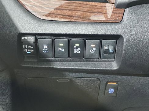 Used 2015 Toyota Sienna Limited Premium image 12