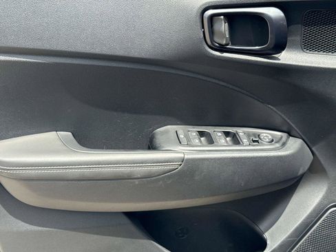 Used 2025 Hyundai Venue Limited FWD image 16