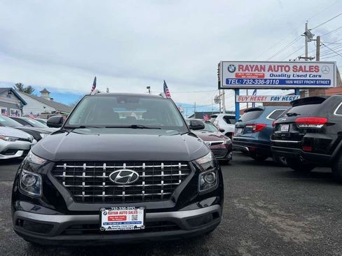 Used 2020 Hyundai Venue SEL image 3