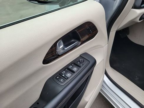Used 2023 Chrysler Pacifica Limited FWD image 12