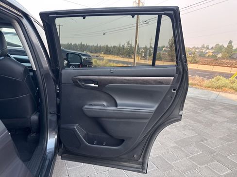 Used 2021 Toyota Highlander Limited image 13