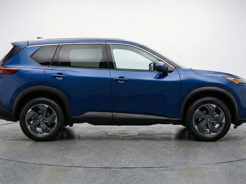 Used 2025 Nissan Rogue SV image 11