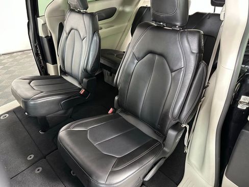 Used 2024 Chrysler Pacifica Touring-L image 12