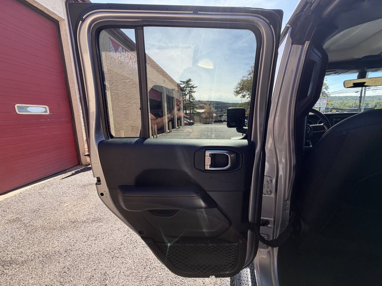 Used 2018 Jeep Wrangler Unlimited Sahara AWD/4WD image 30