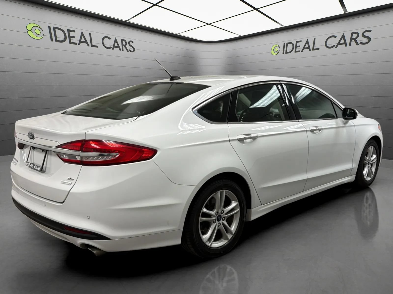 Used 2018 Ford Fusion SE w/ Fusion SE Technology Package FWD image 5