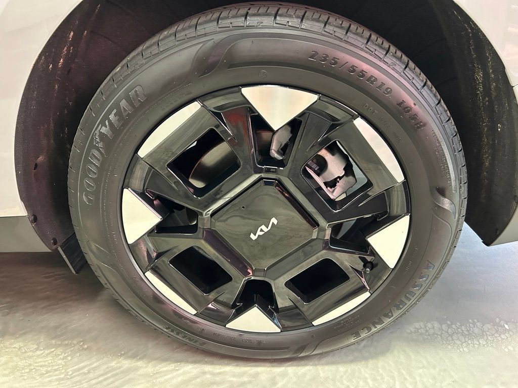 Used 2025 Kia Carnival EX FWD image 27