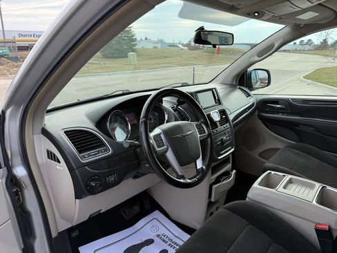Used 2012 Chrysler Town & Country Touring image 11
