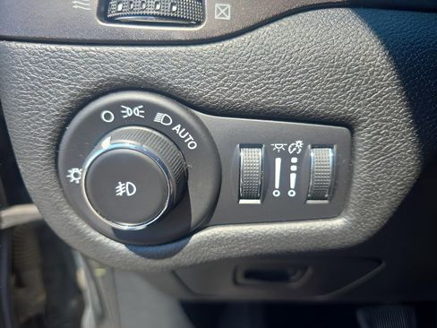 Used 2019 Jeep Cherokee Trailhawk w/ Cold Weather Group image 12