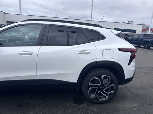 Used 2024 Chevrolet Trax RS w/ Driver Confidence Package image 5