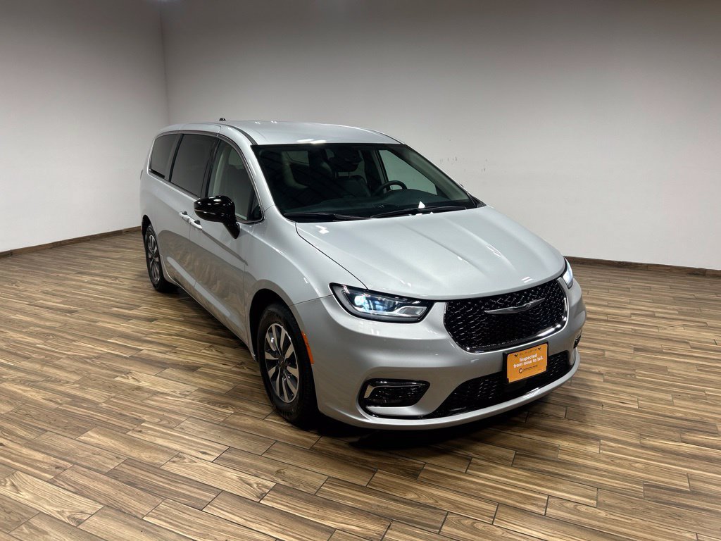 Used 2024 Chrysler Pacifica Limited FWD image 32