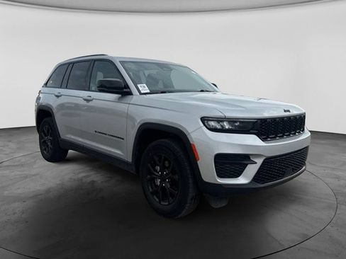 Used 2024 Jeep Grand Cherokee Altitude AWD/4WD image 4
