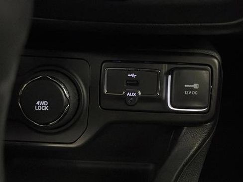 Used 2022 Jeep Renegade Latitude AWD/4WD image 31
