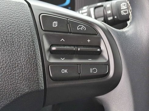 Used 2023 Hyundai Venue Limited image 18