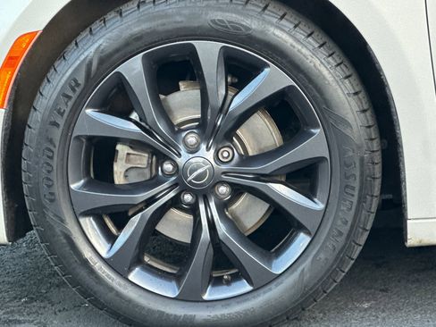 Used 2020 Chrysler Pacifica Touring-L Plus image 27