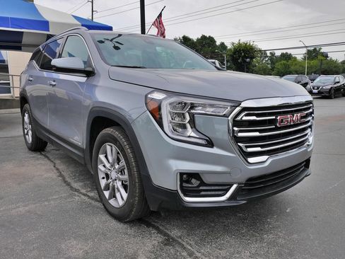 Used 2024 GMC Terrain SLT AWD/4WD image 3