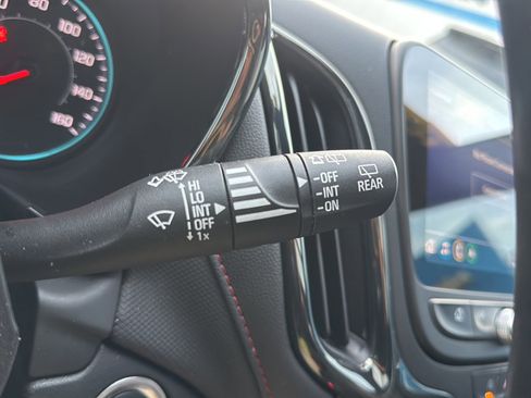 Used 2022 Chevrolet Equinox RS w/ RS Leather Package image 32