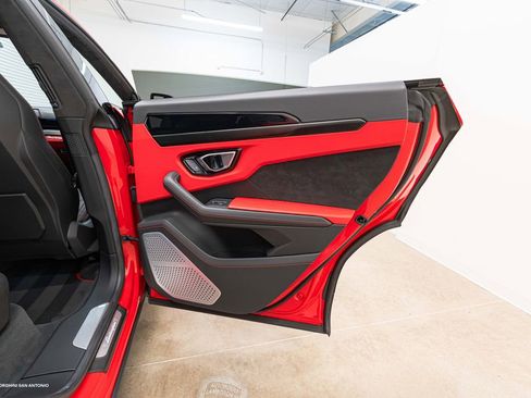 Used 2022 Lamborghini Urus AWD/4WD image 29