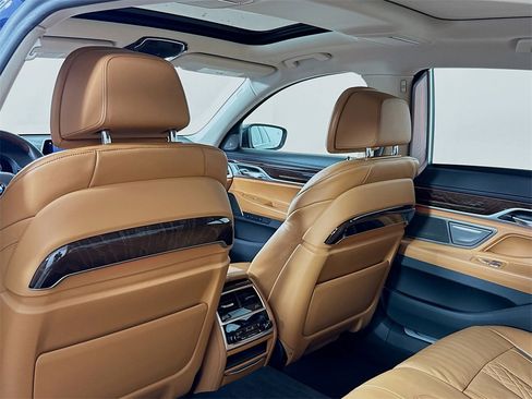 Used 2021 BMW 750i xDrive w/ Executive Package image 28