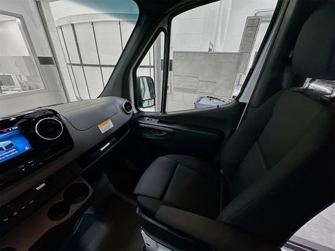 Used 2025 Mercedes-Benz Sprinter 2500 image 24