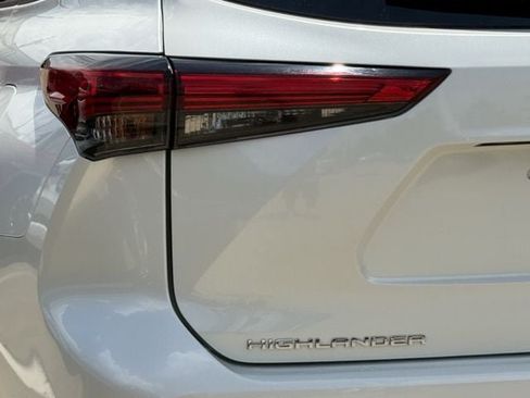 Used 2021 Toyota Highlander XSE FWD image 9
