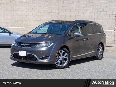 Used 2017 Chrysler Pacifica Limited FWD image 1