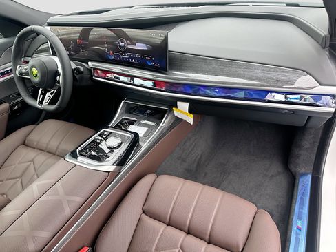 New 2026 BMW 750e xDrive w/ Premium Package image 25