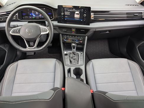 Used 2025 Volkswagen Jetta SE w/ Sunroof Package image 23