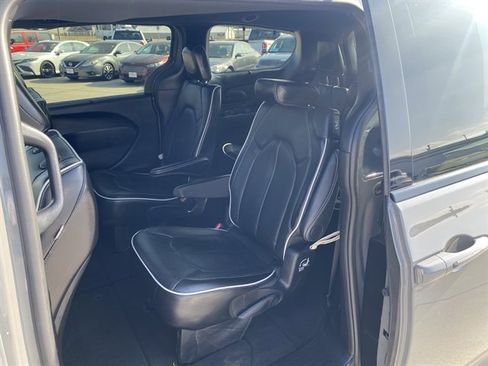 Used 2025 Chrysler Pacifica Limited image 24