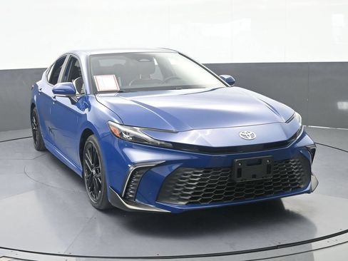 Used 2025 Toyota Camry SE FWD image 9