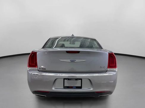 Used 2017 Chrysler 300 C image 8
