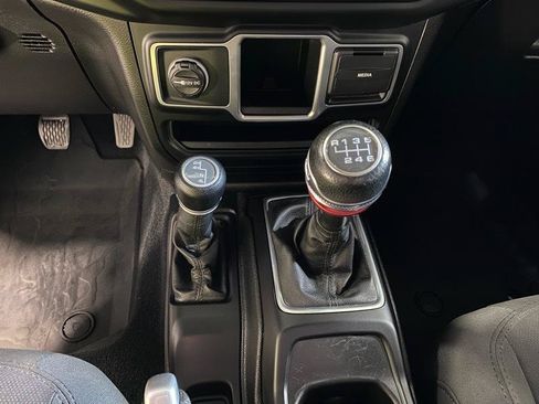 Used 2018 Jeep Wrangler Unlimited Sport AWD/4WD image 12