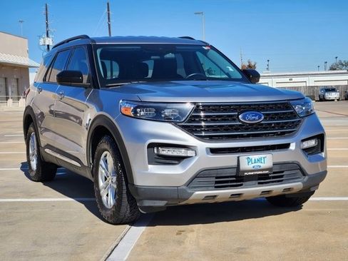 Used 2021 Ford Explorer XLT w/ Equipment Group 202A image 3