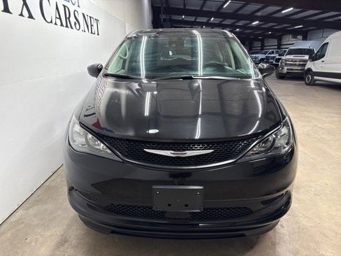 Used 2022 Chrysler Voyager LX image 12