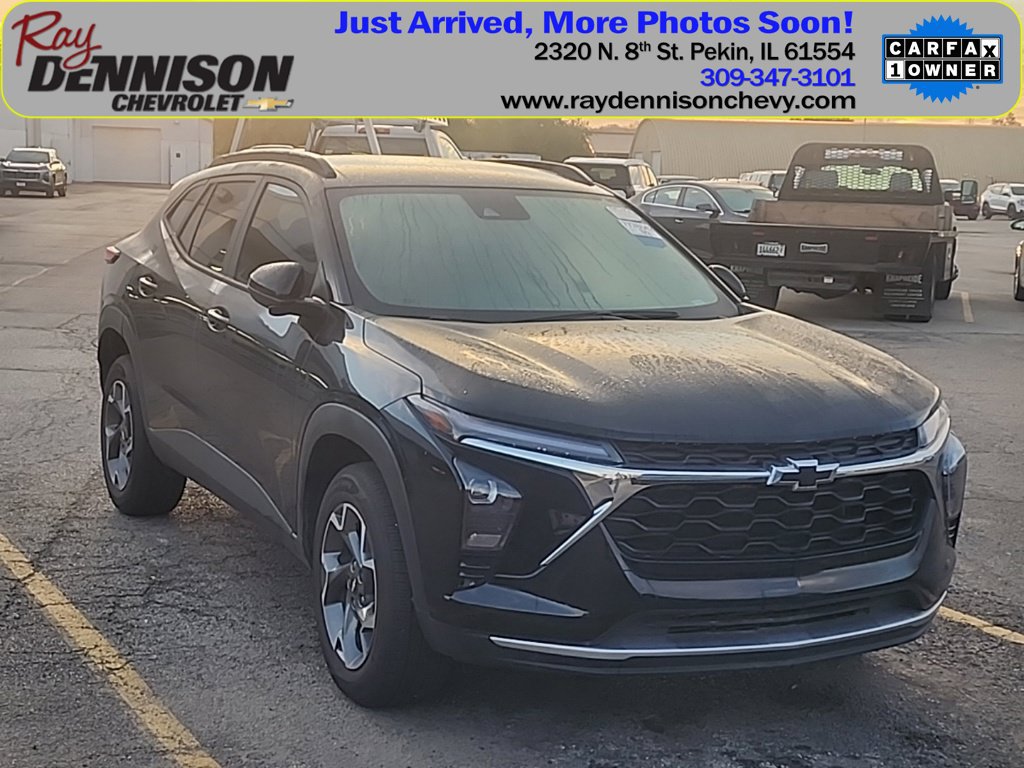 Used 2025 Chevrolet Trax LT w/ LPO, Blackout Package FWD image 1