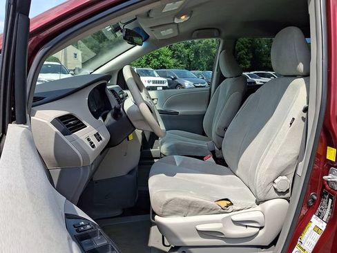 Used 2011 Toyota Sienna w/ Towing Pkg FWD image 14