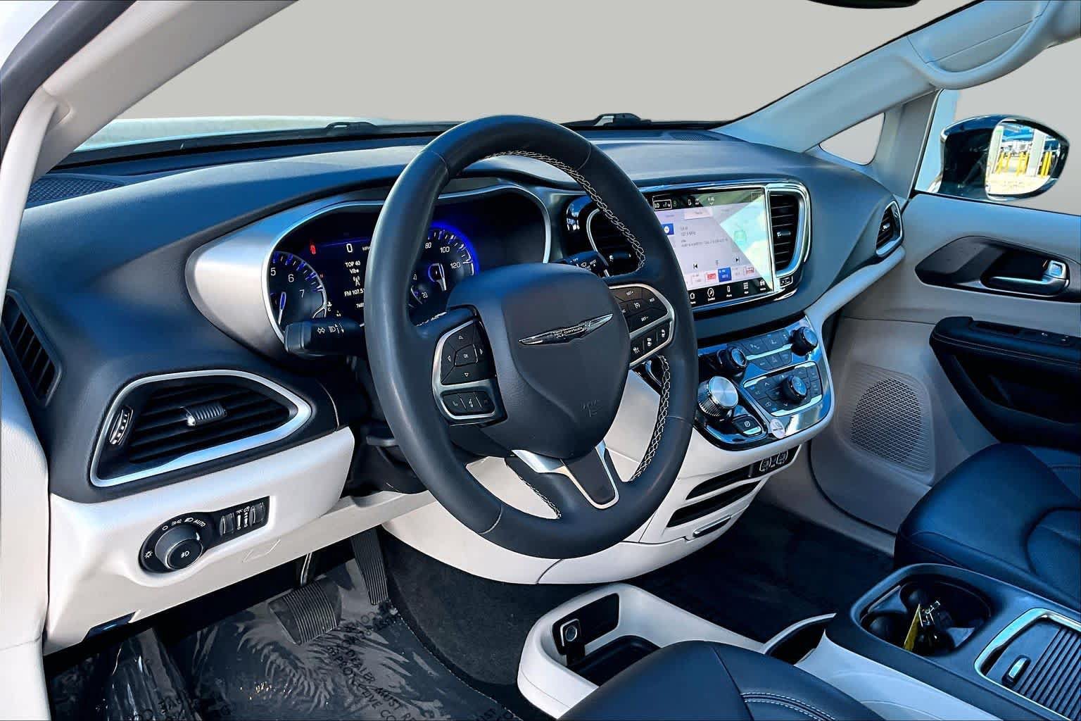 Used 2024 Chrysler Pacifica Touring-L FWD image 17