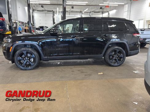 Used 2023 Jeep Grand Cherokee L Limited w/ Luxury Tech Group II AWD/4WD image 1