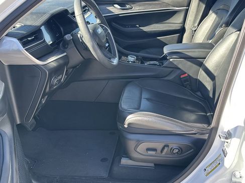 Used 2023 Jeep Grand Cherokee L Limited w/ Black Appearance Package image 9