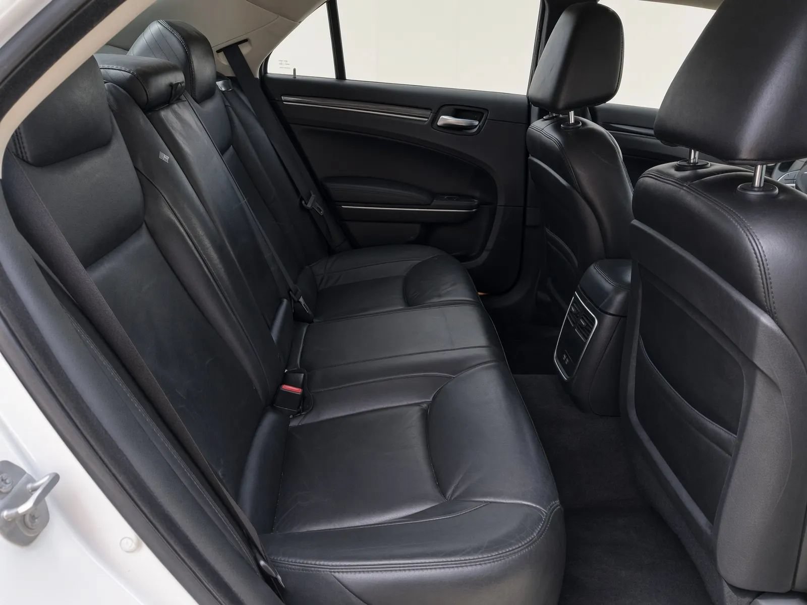 Used 2018 Chrysler 300 Touring L RWD image 10