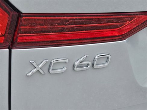 Used 2023 Volvo XC60 T8 Ultimate image 9