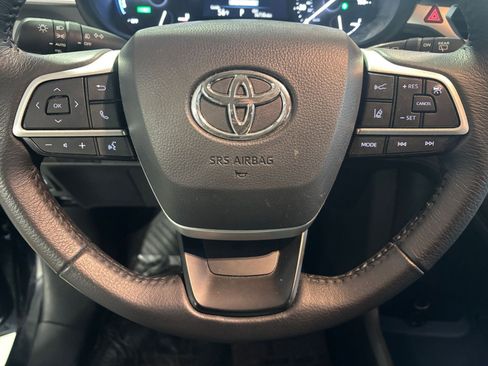 Used 2025 Toyota Sienna XLE image 30