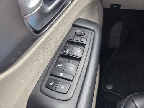 Used 2023 Chrysler Pacifica Touring-L FWD image 15