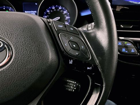 Used 2020 Toyota C-HR XLE image 18