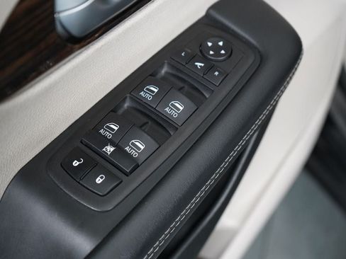 Used 2023 Chrysler Pacifica Limited FWD image 24