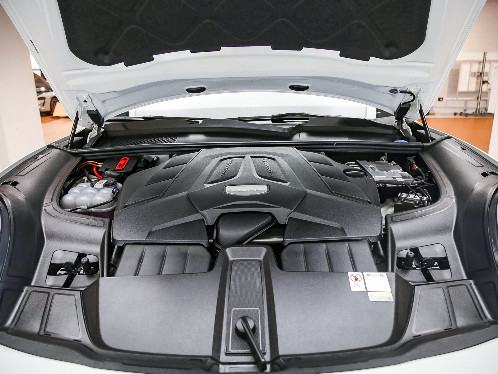 Certified 2023 Porsche Cayenne AWD/4WD image 32
